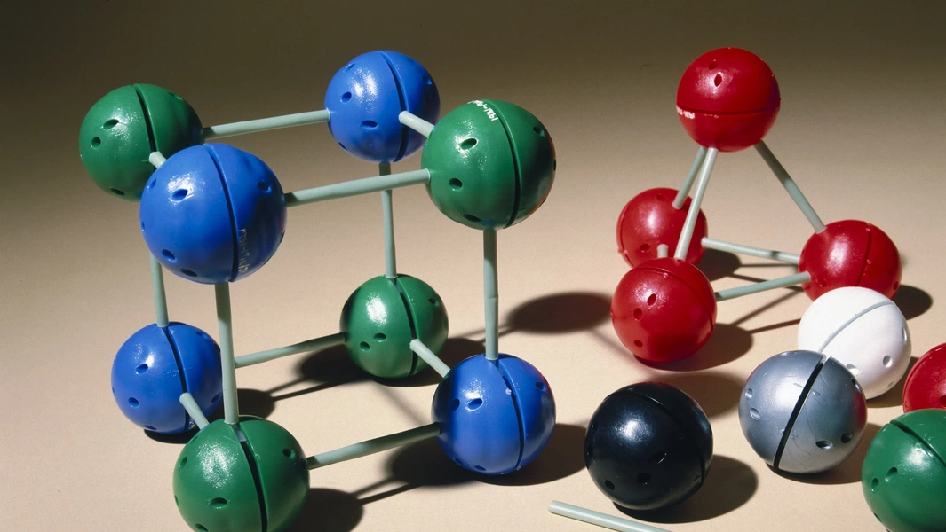 Visual and computational molecular modeling