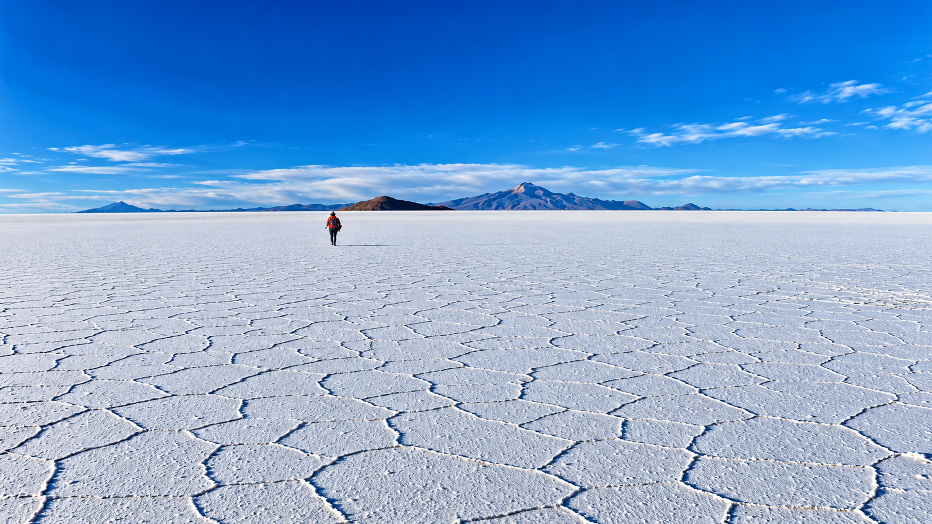 Endless salt flats stretching across Salar de Uyuni