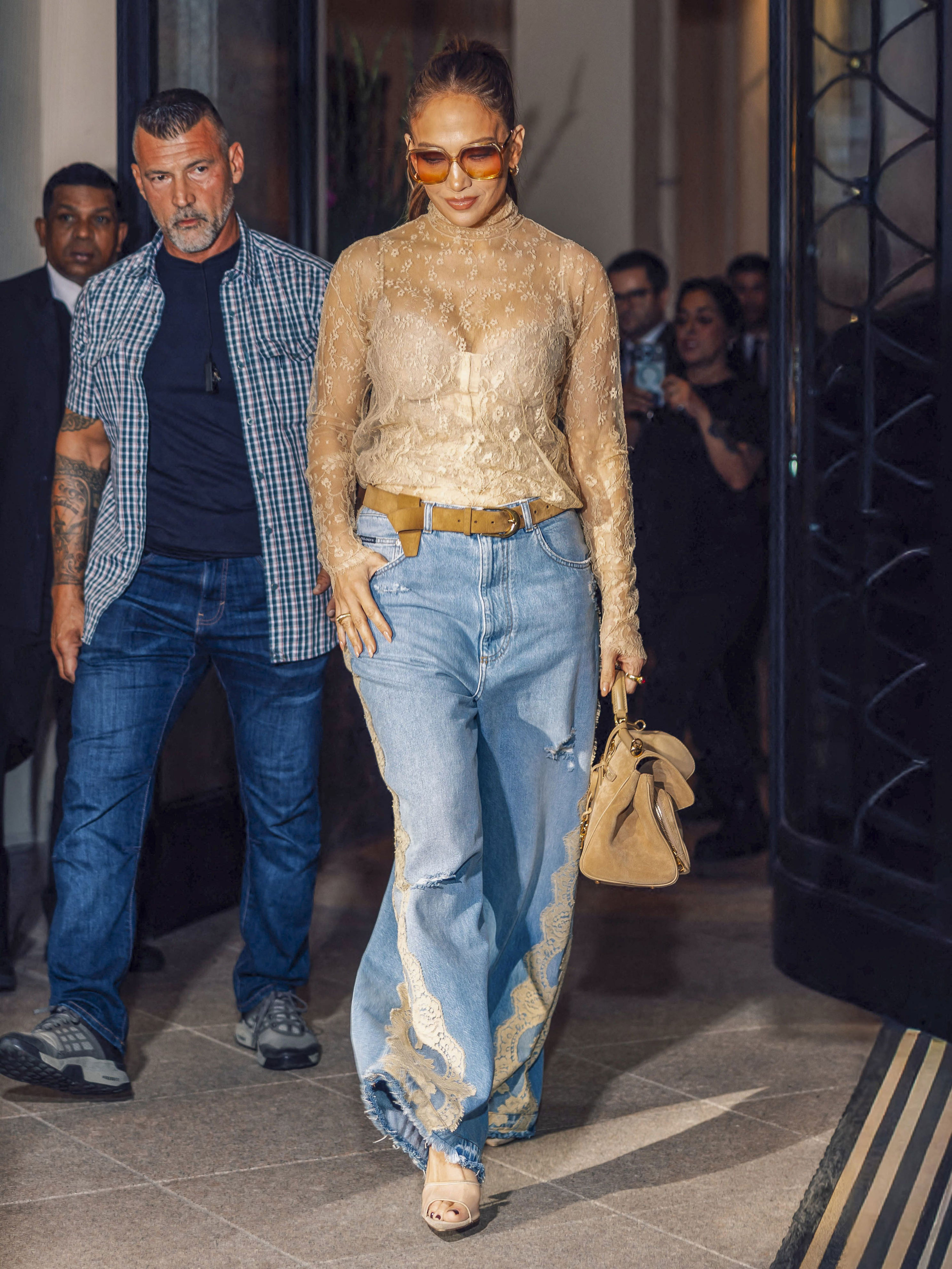 Jennifer Lopez luce los jeans cuffed con mocasines negros que todas ...