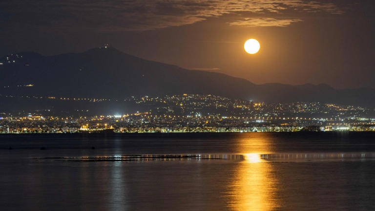 Don't miss September's harvest moon rise with Saturn tonight!
