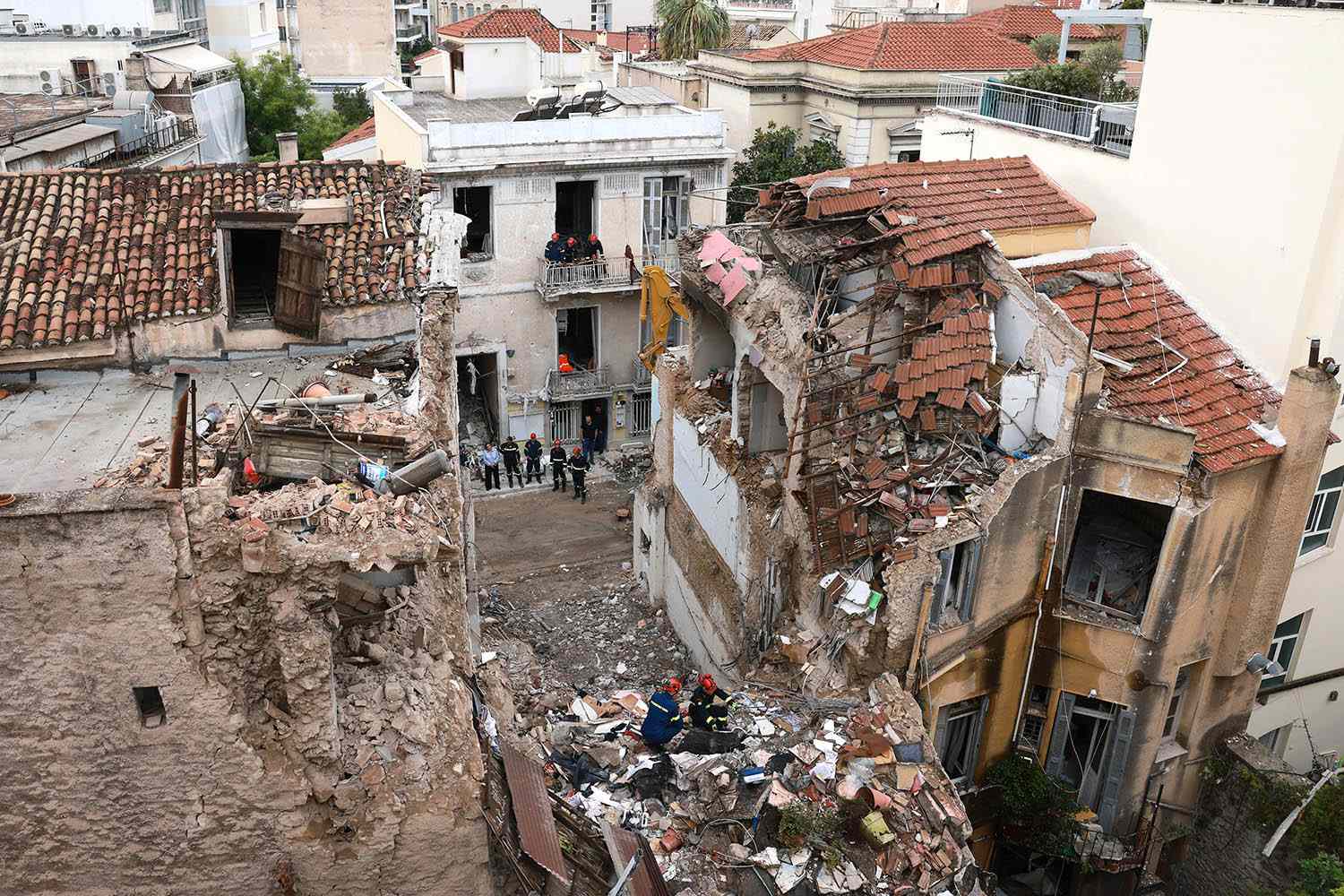 4 Americans among 6 dead after explosion causes building to collapse at ...