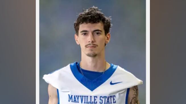 Mayville State QB Matt Donovan opens eyes, tracks family during visits