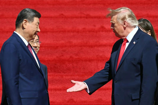 El presidente de EEUU, Donald Trump, tiende la mano a su homólogo chino, Xi Jinping, tras una visita a los Archivos Nacionales, el 25 de septiembre de 2026 en Washington