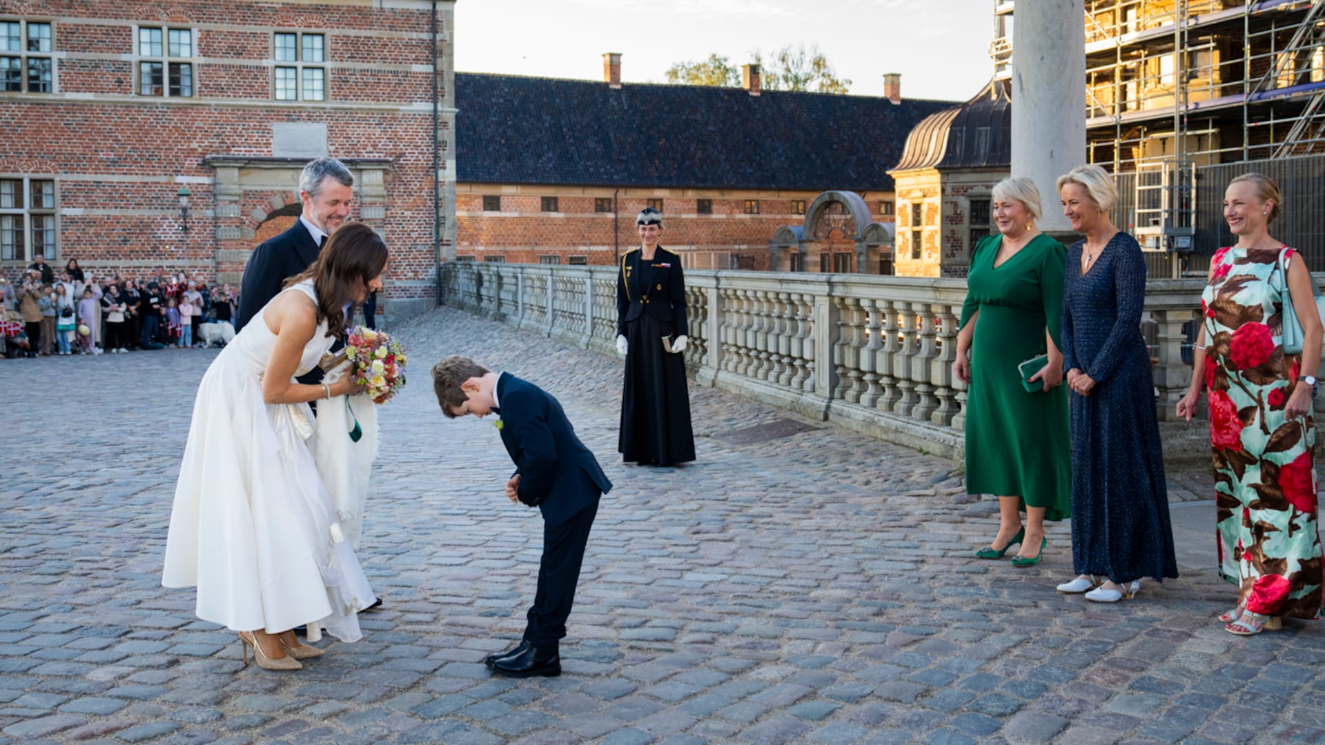 Königin Mary glänzt im Traumkleid, doch ein kleiner Gast stiehlt ihr ...