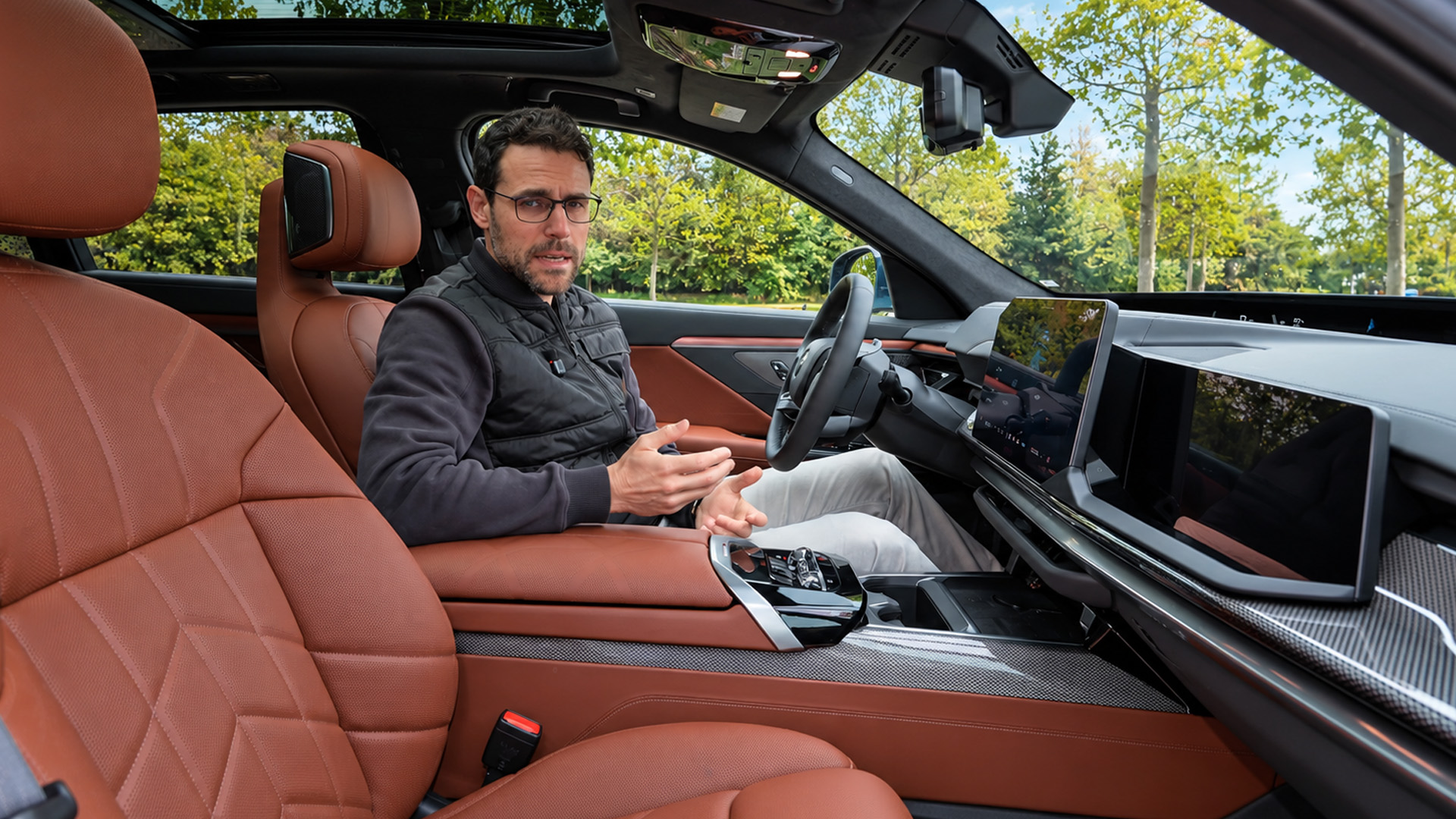 BMW i7 xDrive60 combines a digital dashboard with textured center ...