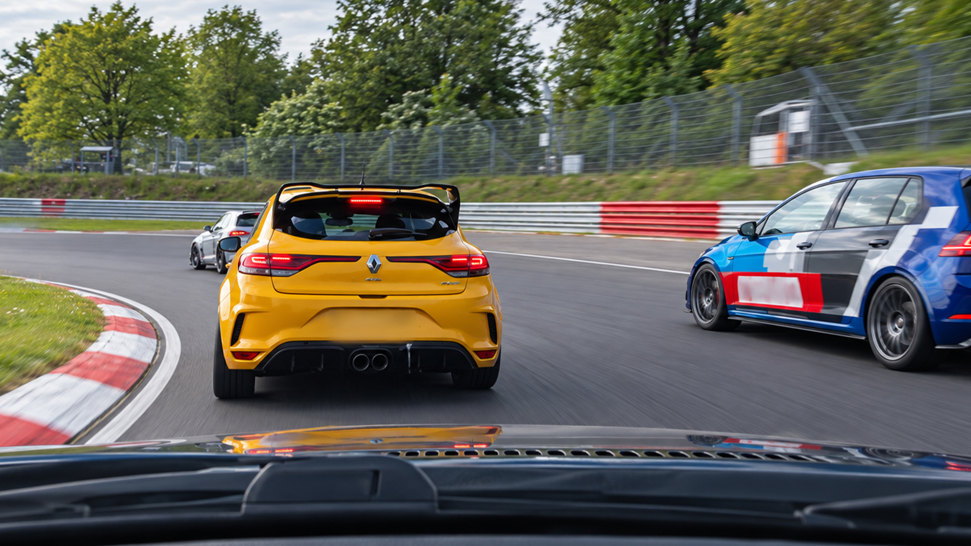 Renault Mégane RS gets boxed in by Nürburgring traffic