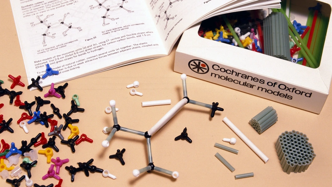 Visual and computational molecular modeling