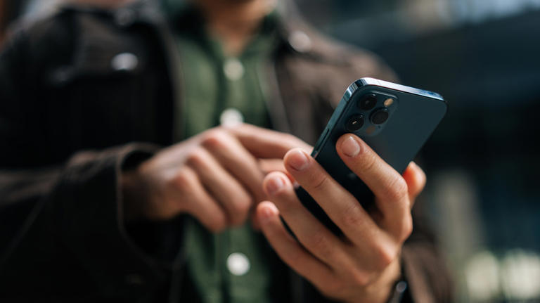 Are your eyes strained? Use this hidden iOS feature to make your iPhone ...