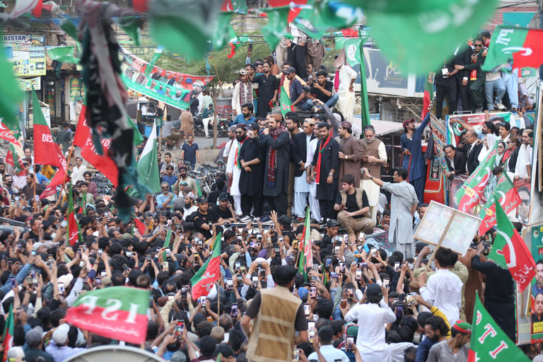 Pakistan blocks Islamabad protests with 1,500 containers