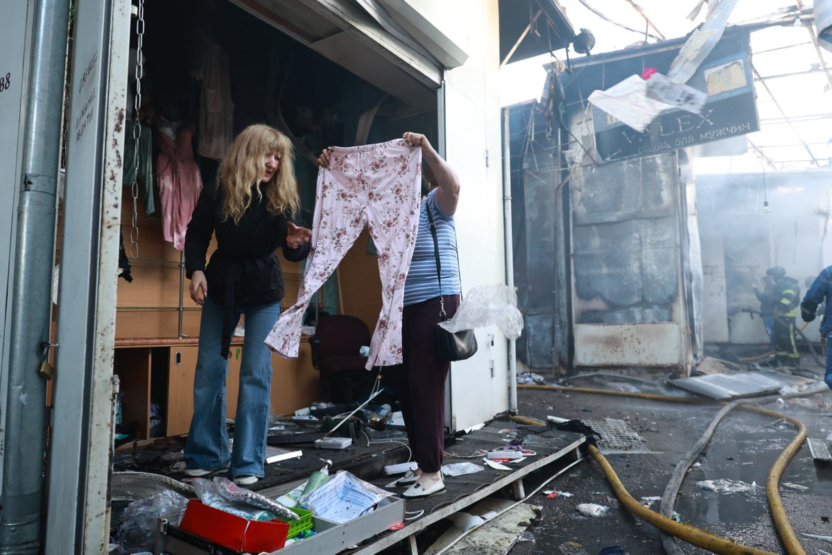 Trump urges Zelensky to 'settle' with Putin as strikes leave 10 dead