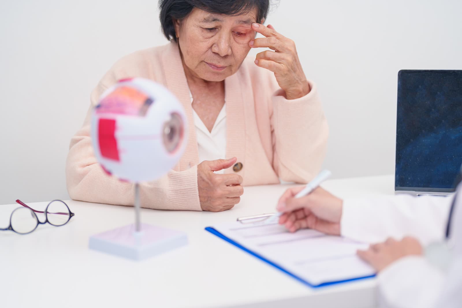 7 early warning signs of macular degeneration you should not miss