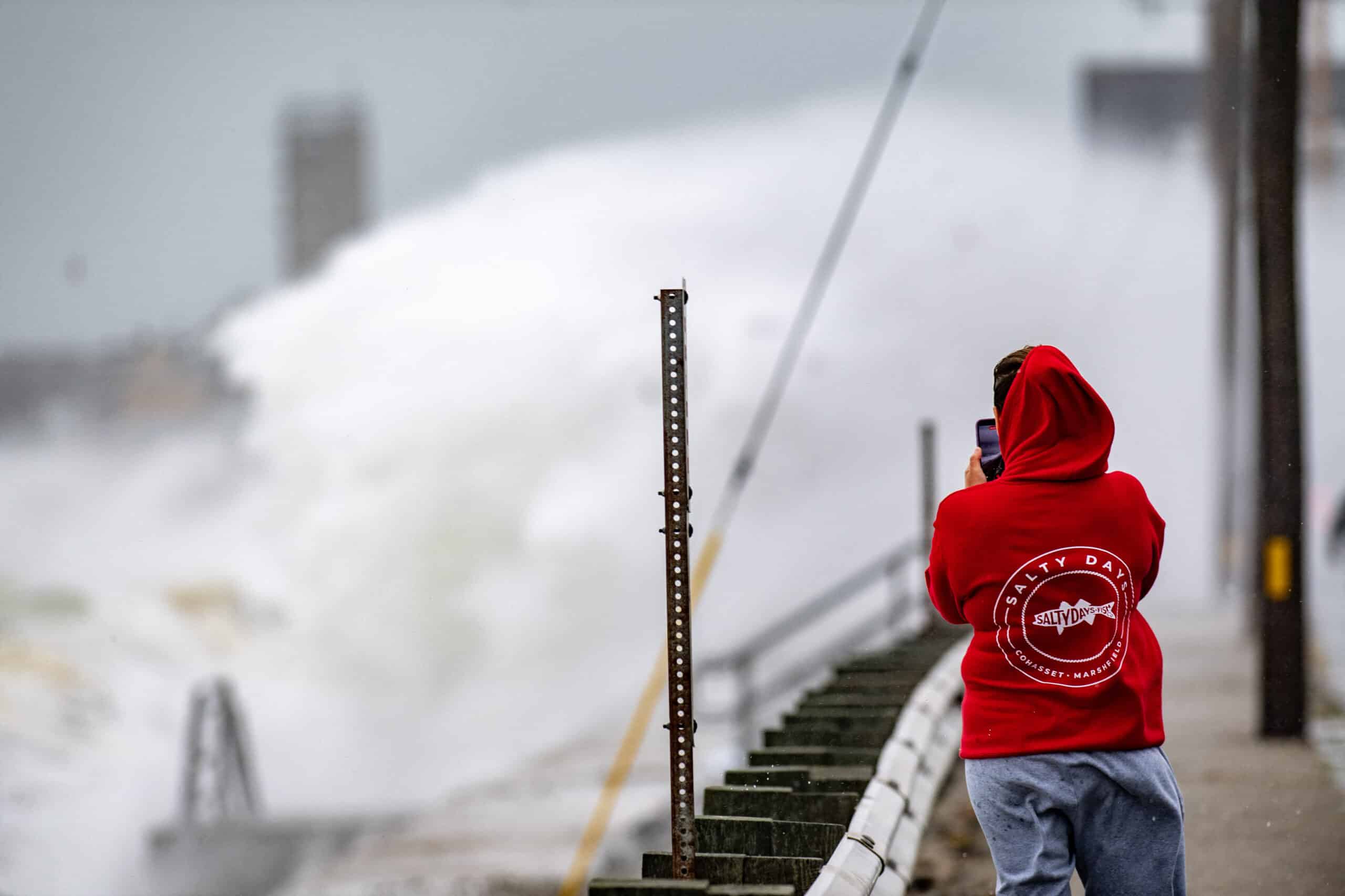 Powerful storm pummels northeast US with rain, high winds