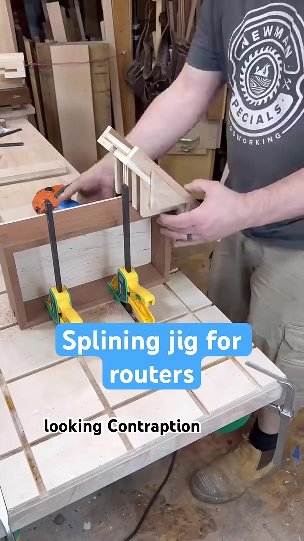 Dovetail splines with a simple splining jig for a trim router #workshop ...