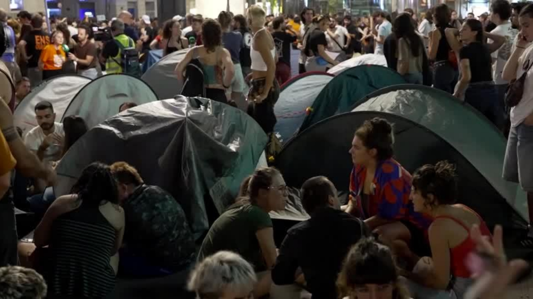 L'accampamento dopo la manifestazione: la protesta a Madrid per il ...