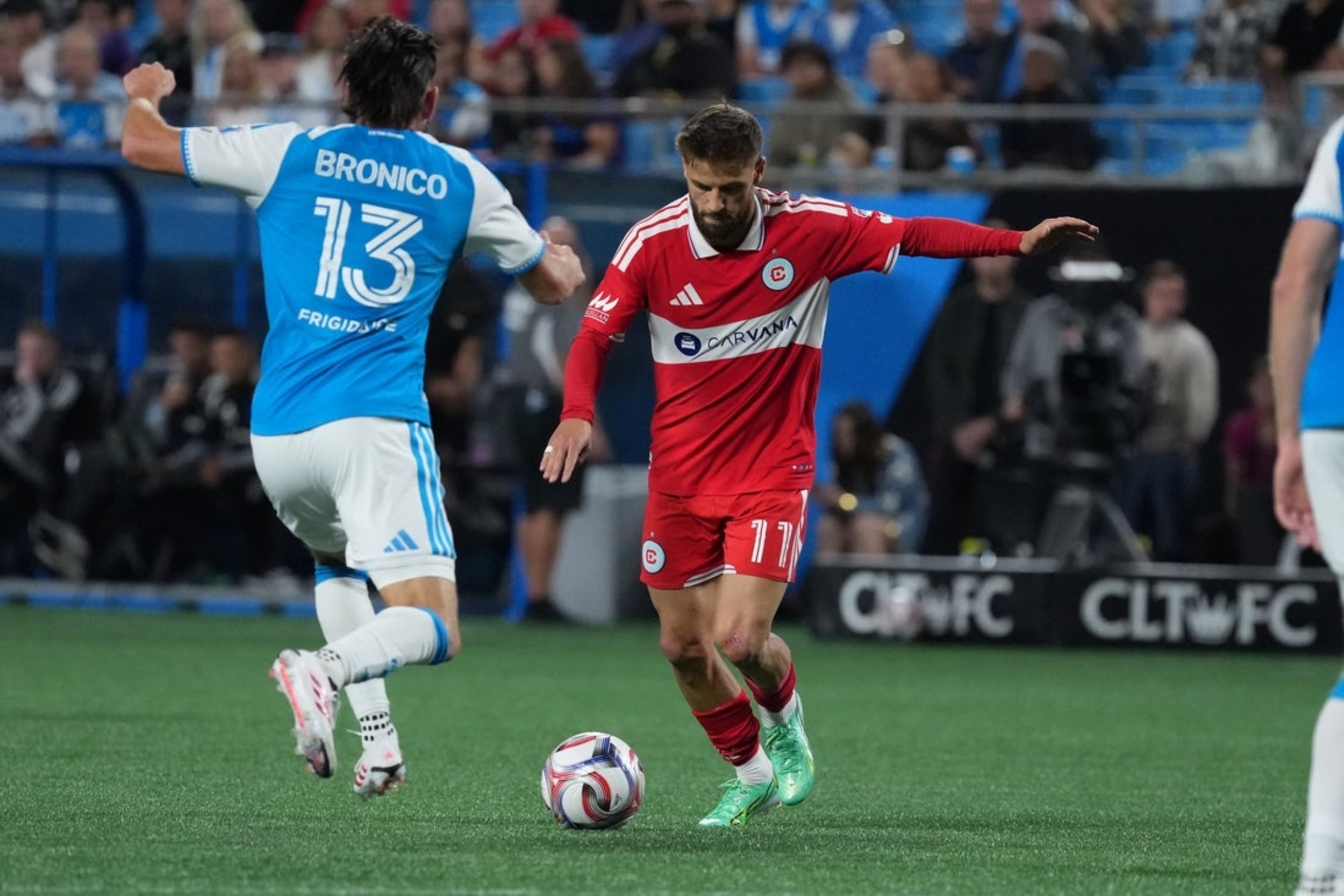 Chicago ekes out win at Charlotte to cut into top-four East gap