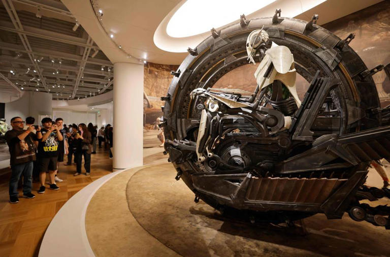 'Star Wars' fans and art lovers line up for new Lucas museum