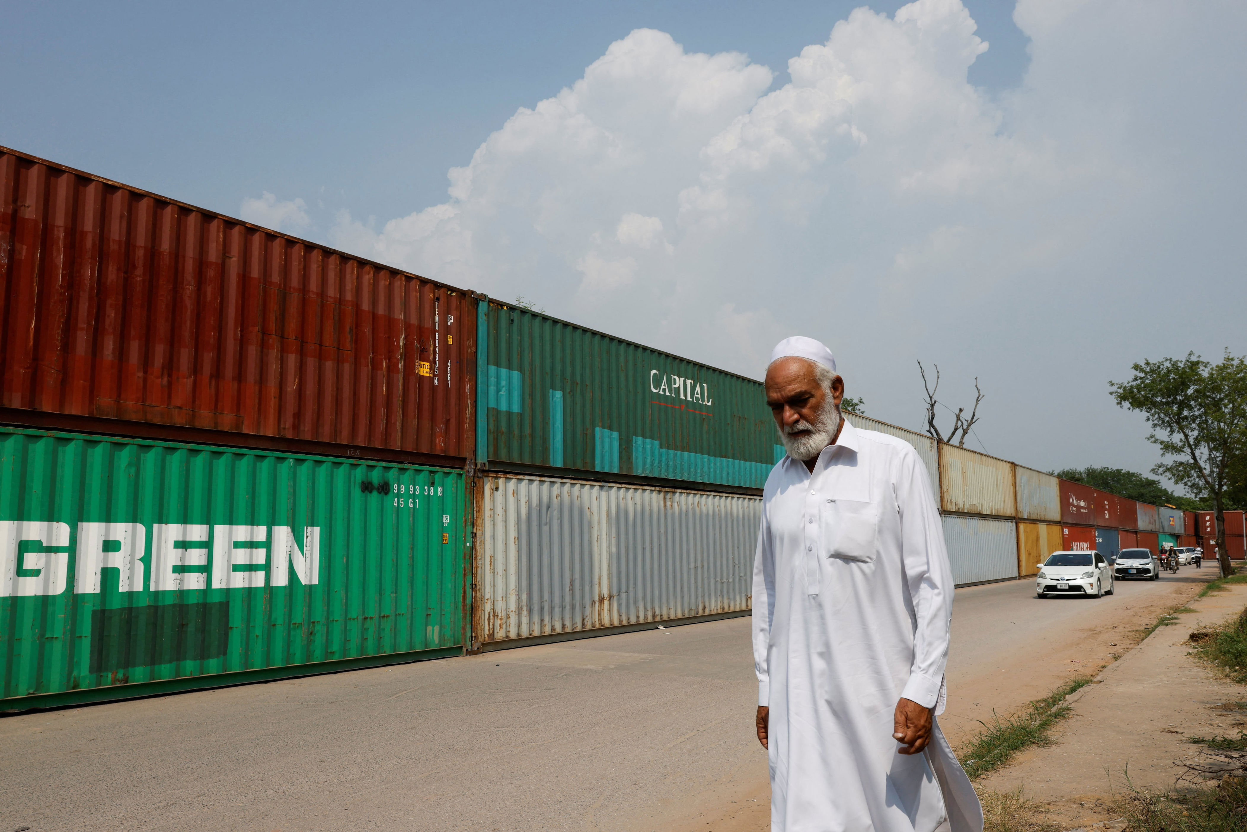 Pakistan blocks Islamabad protests with 1,500 containers