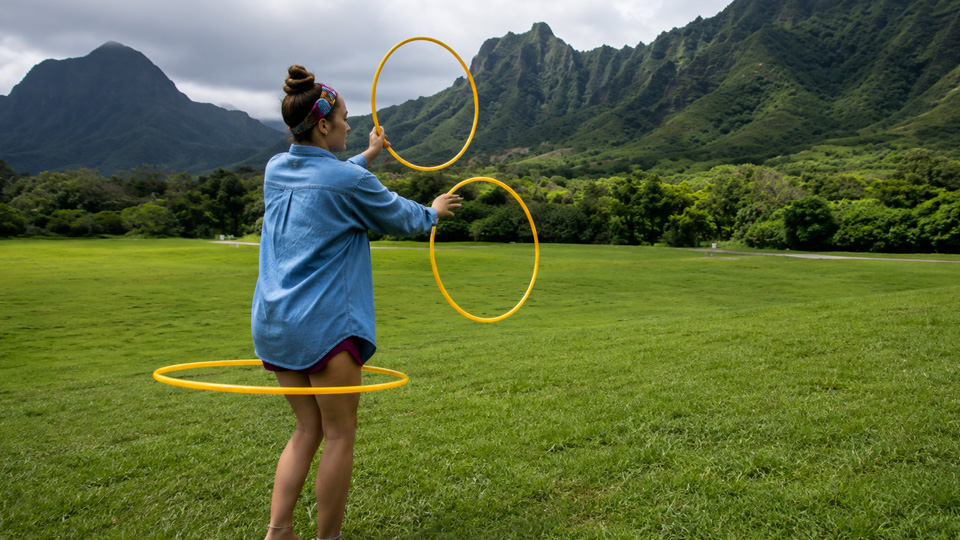 Hula-Hoop-Tricks verbinden Balance, Rhythmus und Präzision