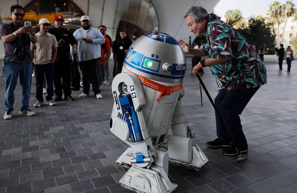 'Star Wars' fans and art lovers line up for new Lucas museum
