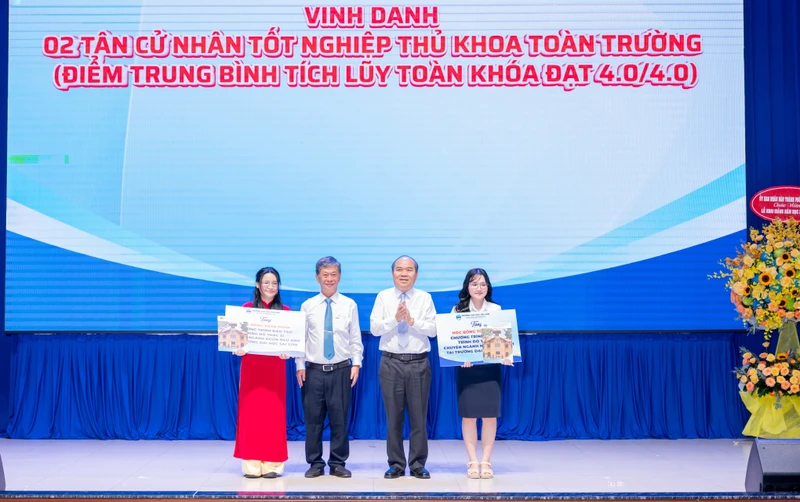 Choáng ngợp 17 thủ khoa 30/30 điểm đều chọn sư phạm toán