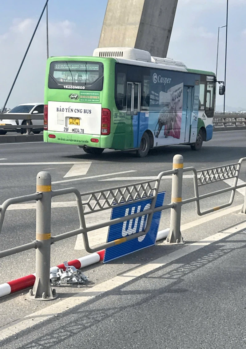Hà Nội tạm gỡ biển báo khoảng cách trên cầu Nhật Tân