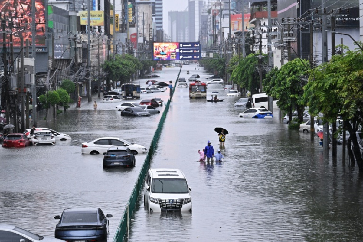 Người Bangkok 'ngủ trên bàn', lội nước đến cổ vì ngập lụt