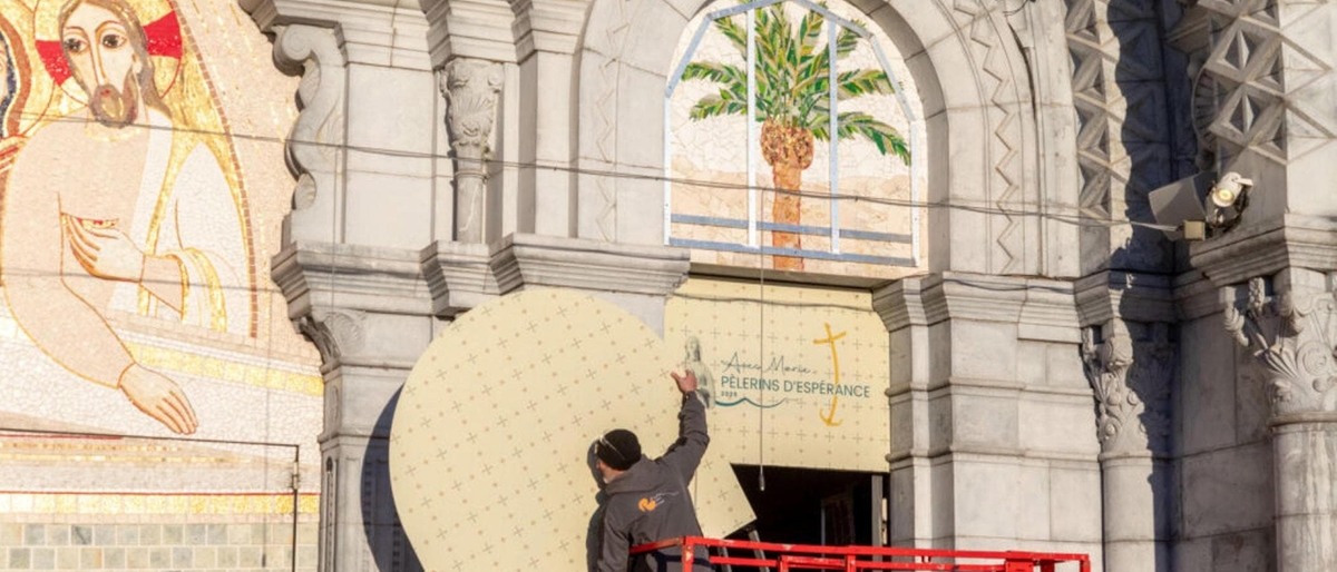 Lourdes, veli sui mosaici del prete incriminato. Il cardinale: 