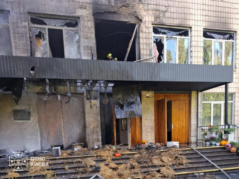 Russia strikes a school in Kyiv with a drone