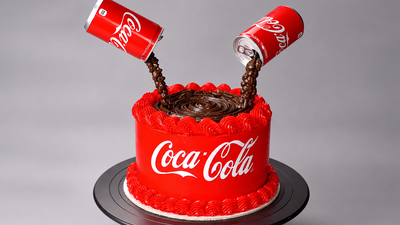 Mastering professional chocolate Coca-Cola cake decorating techniques ...