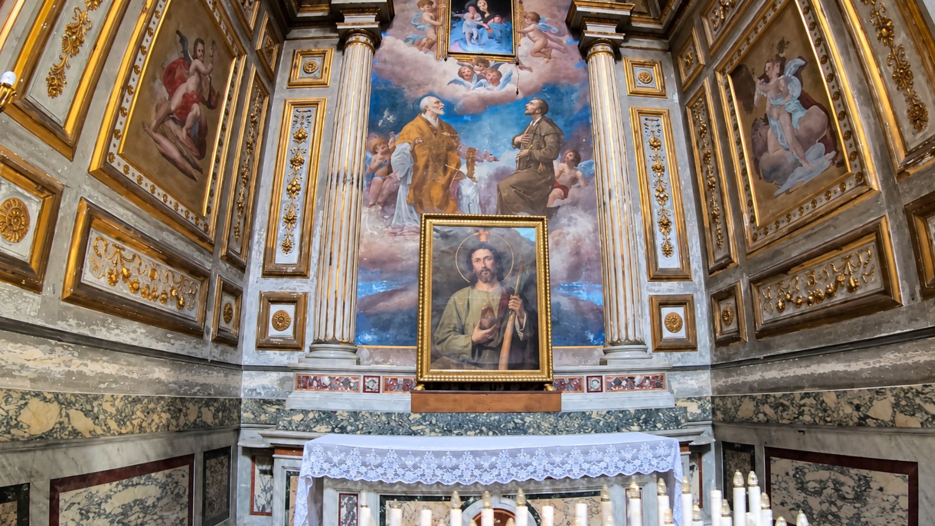 Exploring religious art and marble interiors in Rome (4K)