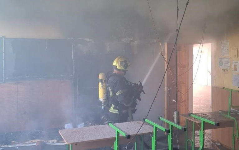 Russia strikes a school in Kyiv with a drone