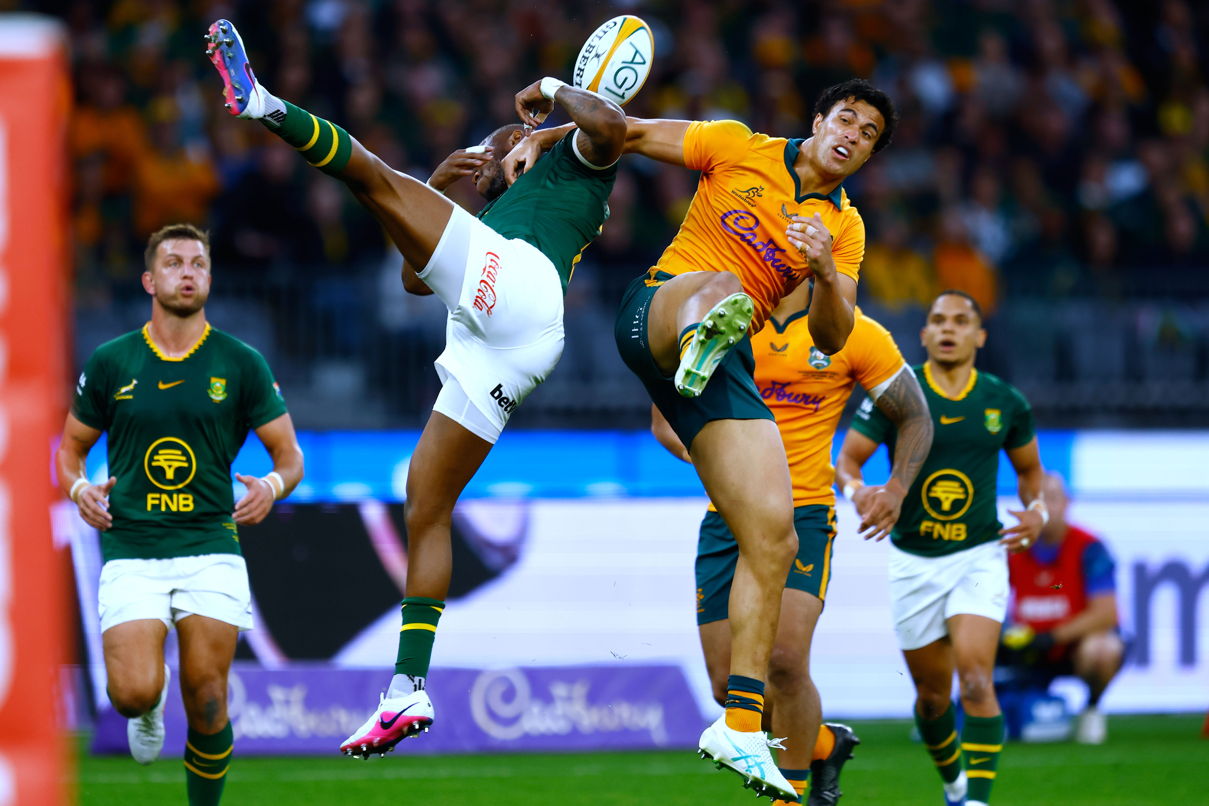 11-man Australia hangs on to upset South Africa 42-38 in extraordinary ...
