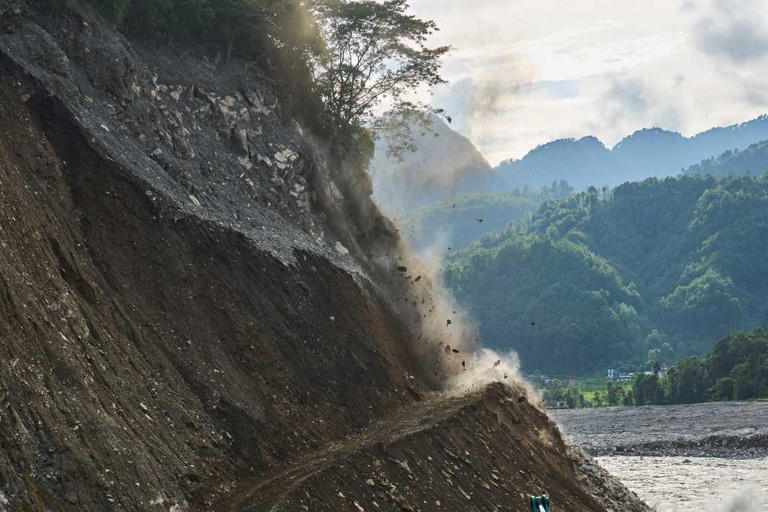 Avalanche sweeps Nepal mountain, killing 2