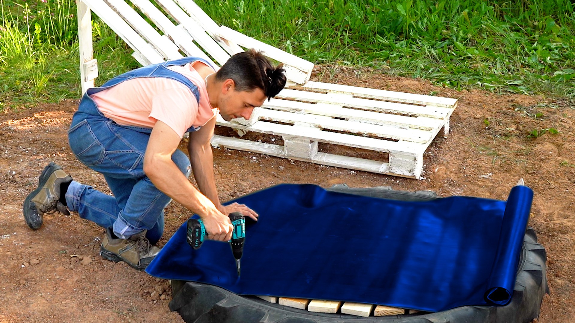 DIY backyard pool: Build a chic oasis with pallets and a giant wheel