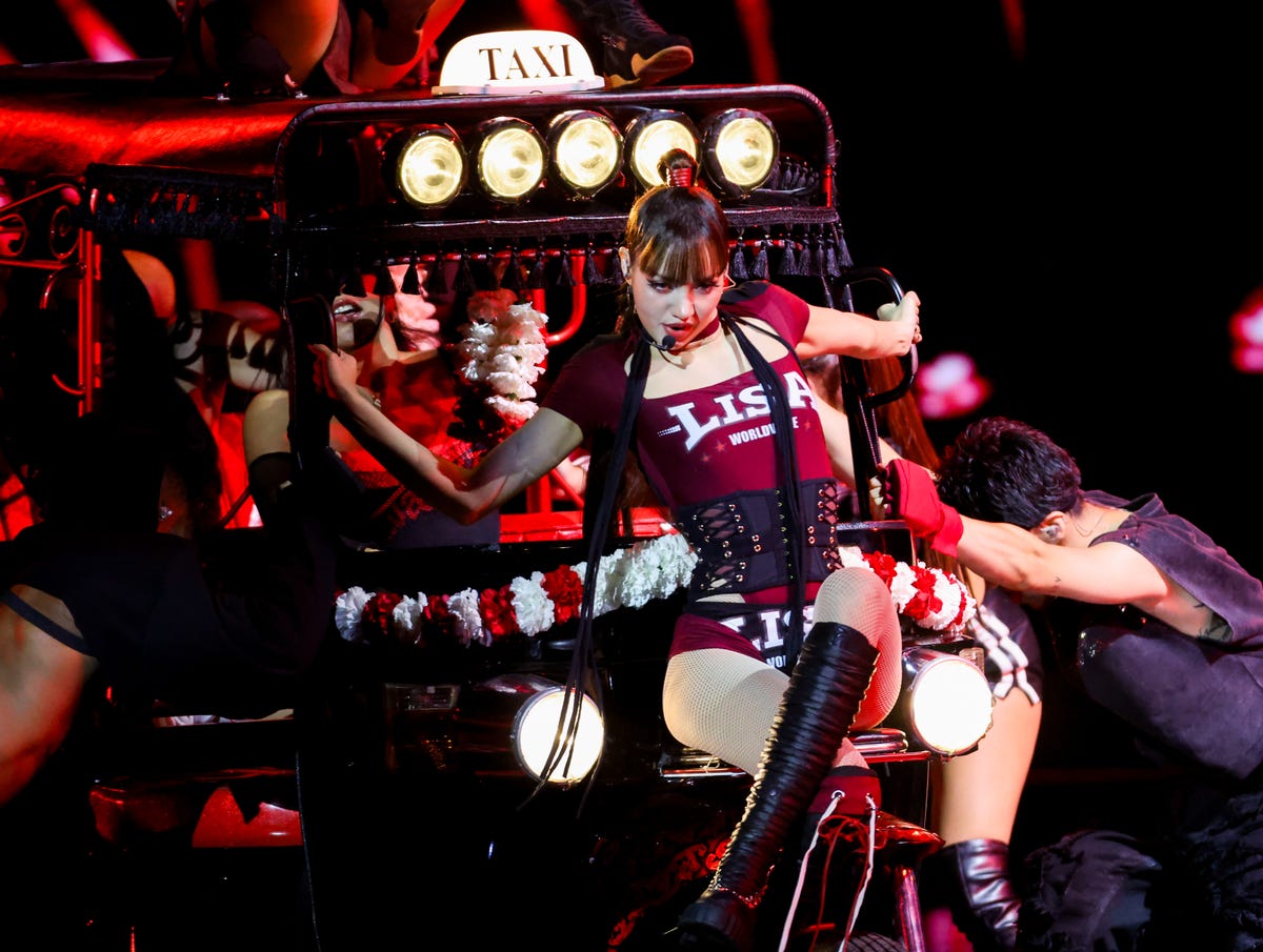 Lisa gives lethal 'SaWaDiKa' performance at the 2026 VMAs