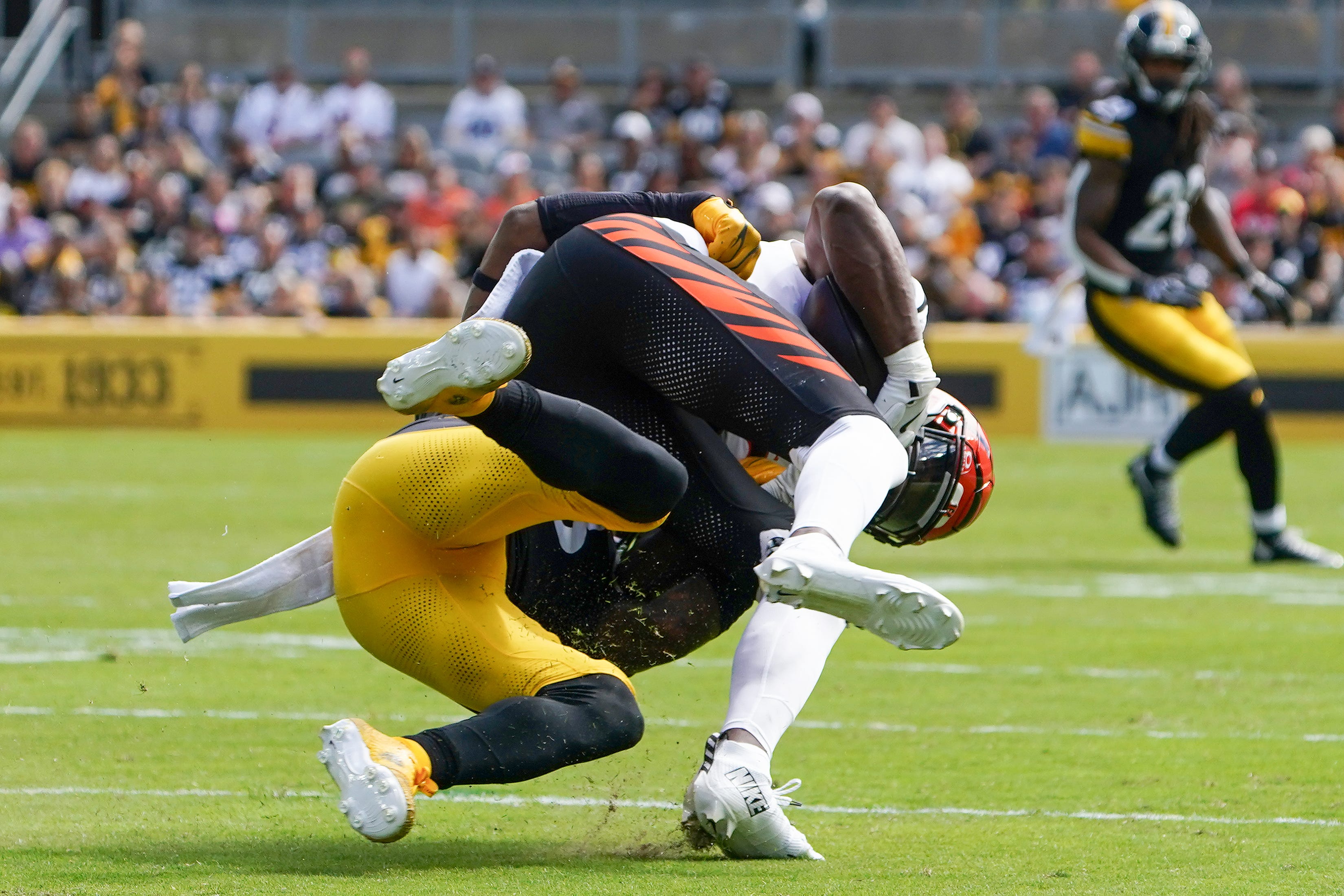 Bengals rookie WR Colbie Young injures knee vs Steelers in NFL Week 3