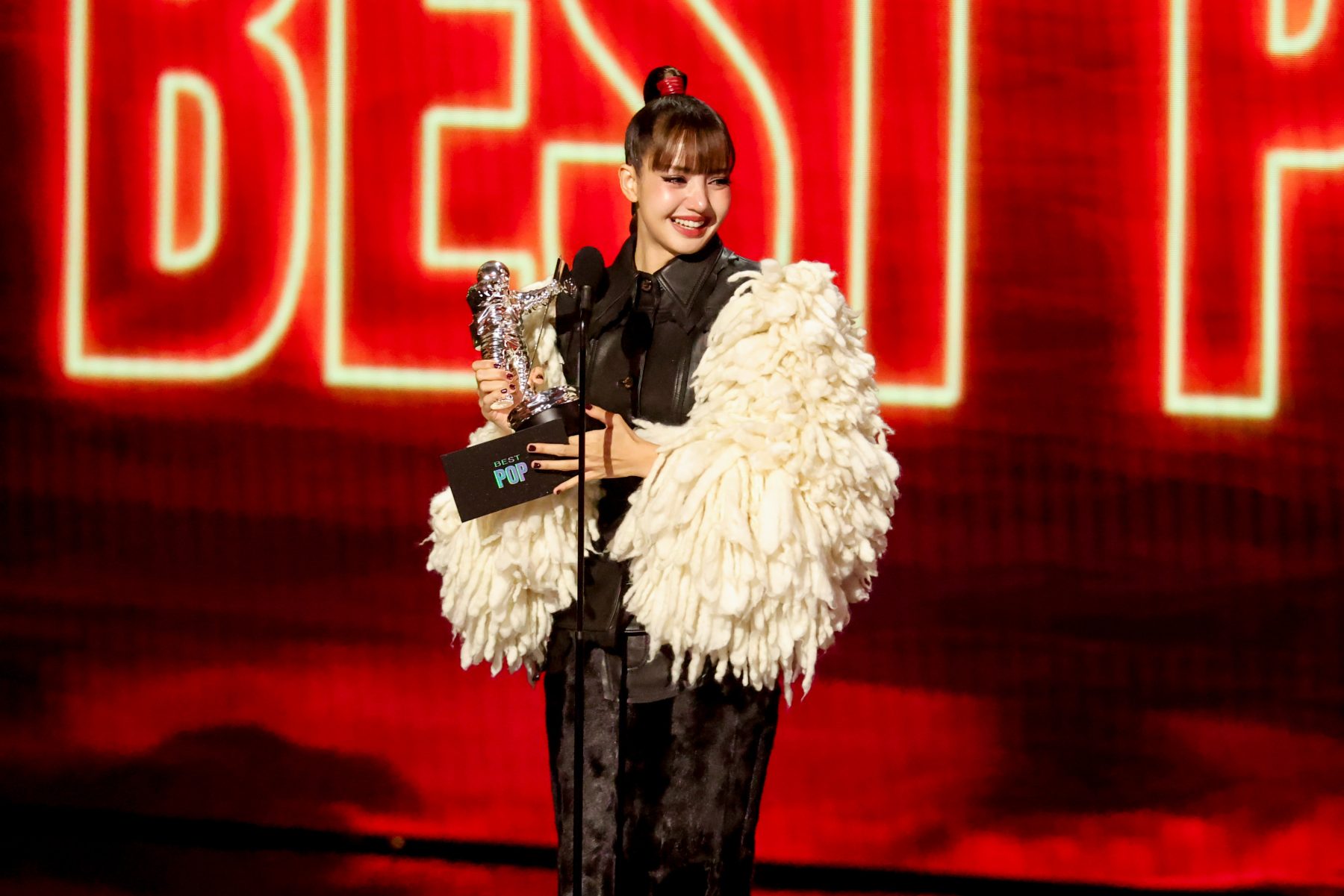 Blackpink's Lisa wins best pop award at VMAs 2026