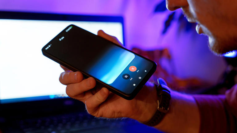 Gemini live vs. ChatGPT voice: Which AI offers a more natural conversation?
