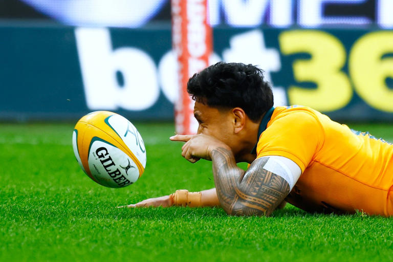 11-man Australia hangs on to upset South Africa 42-38 in extraordinary ...