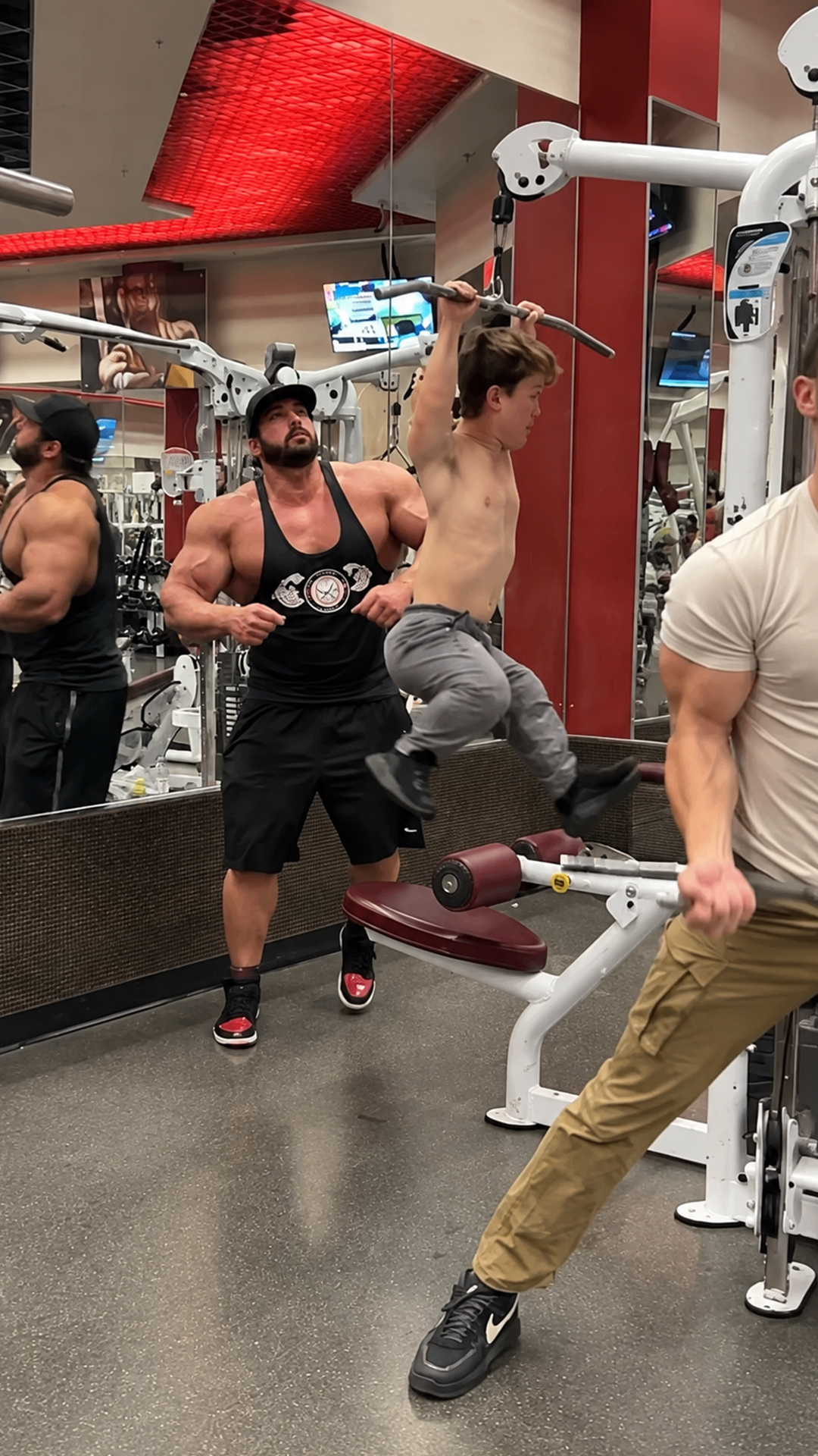 Bodybuilder tries helping a lifter tangled in cable machine