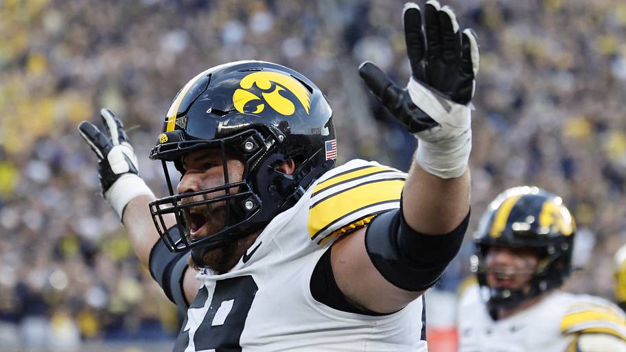 AP Top 25, Coaches Poll reward Iowa football - Can Iowa crack the top 10?