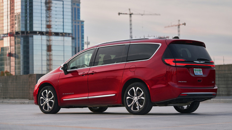 4 family minivans with better ratings than the Chrysler Pacifica