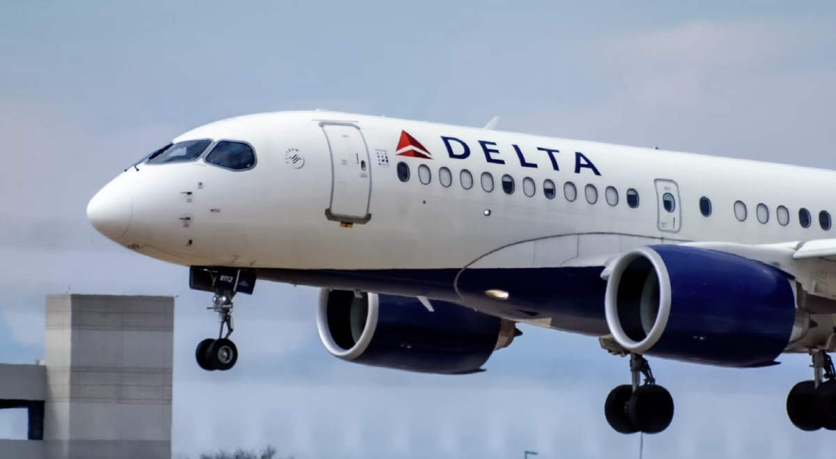 The cabin suddenly filled with smoke... passenger plane makes emergency ...