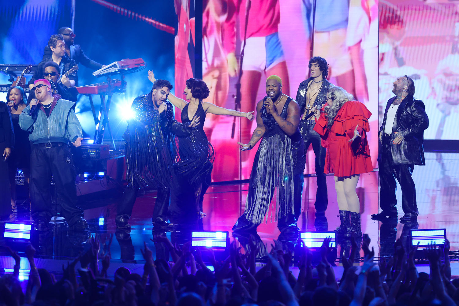 Adam Lambert shocks crowd with surprise performance during VMAs George ...
