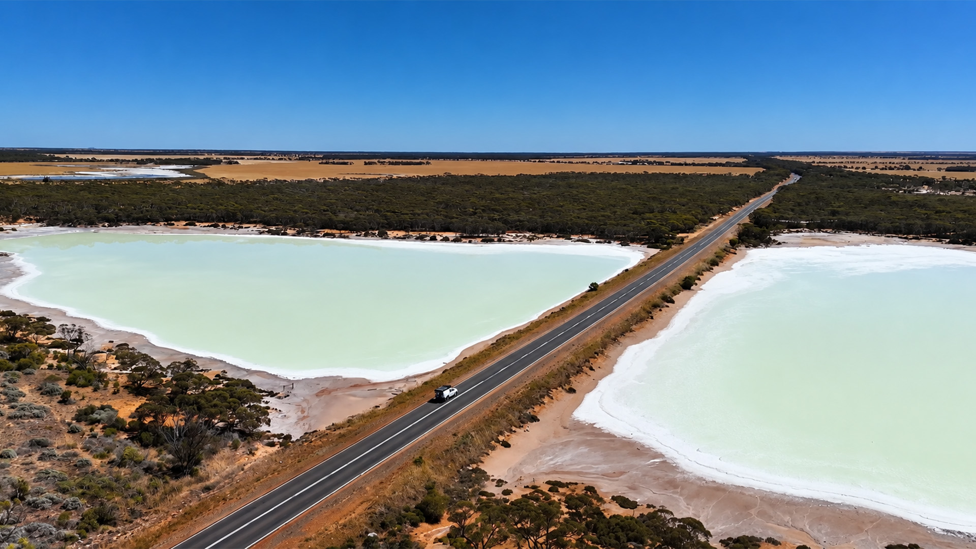 Rijden tussen de zoutmeren van Zuid-Australië