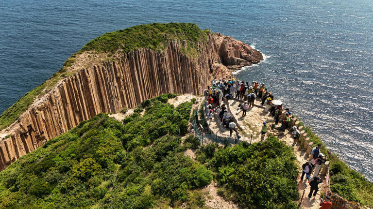 Mainland Chinese visitors make 439,532 trips to Hong Kong over Mid ...