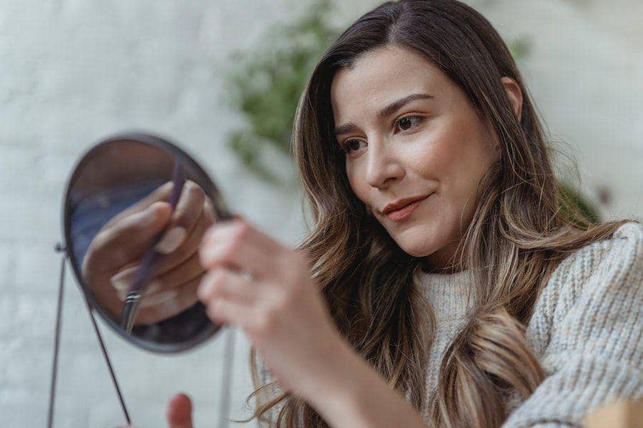 5 cara menjaga makeup tetap on point meski berkeringat