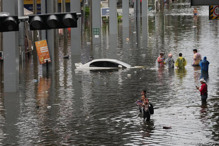 Rain eases in Bangkok but persistent flooding forces thousands to leave ...