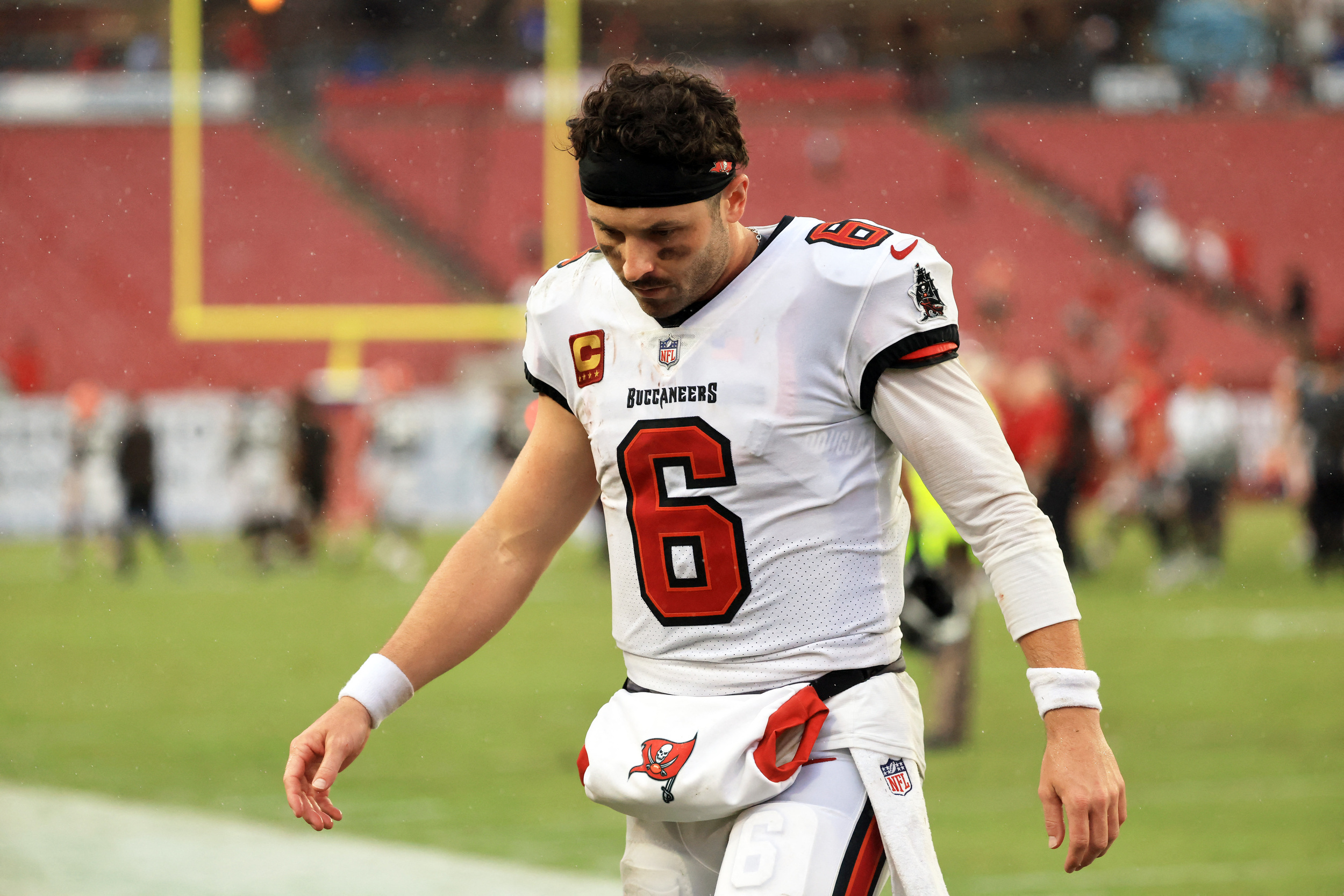 Baker Mayfield exits after suffering an ugly-looking finger injury