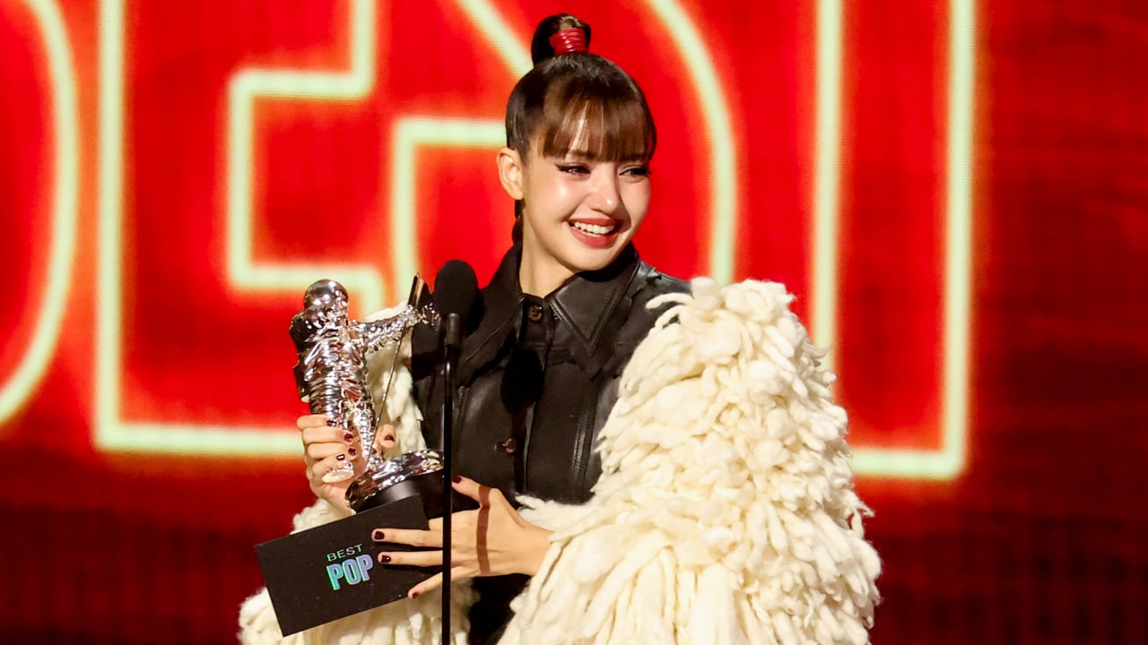 Lisa gets emotional after winning best pop at MTV VMAs 2026